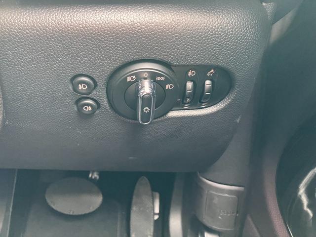 ＭＩＮＩ クーパー　６０イヤーズエディション　正規認定中古車　ワンオーナー　純正ナビ　ヘッドライトＬＥＤ　ドライブレコーダー　クルーズコントロール　Ｂｌｕｅｔｏｏｔｈ　パーキングアシスト　アイドリングストップ　茶革シート　ボンネットストライプ（44枚目）