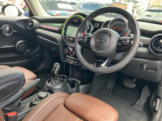 ＭＩＮＩ クーパー　６０イヤーズエディション　正規認定中古車　ワンオーナー　純正ナビ　ヘッドライトＬＥＤ　ドライブレコーダー　クルーズコントロール　Ｂｌｕｅｔｏｏｔｈ　パーキングアシスト　アイドリングストップ　茶革シート　ボンネットストライプ（46枚目）