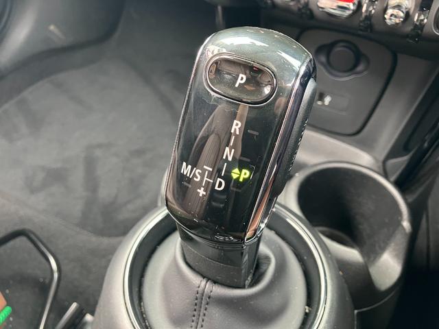 ＭＩＮＩ クーパー　６０イヤーズエディション　正規認定中古車　ワンオーナー　純正ナビ　ヘッドライトＬＥＤ　ドライブレコーダー　クルーズコントロール　Ｂｌｕｅｔｏｏｔｈ　パーキングアシスト　アイドリングストップ　茶革シート　ボンネットストライプ（52枚目）
