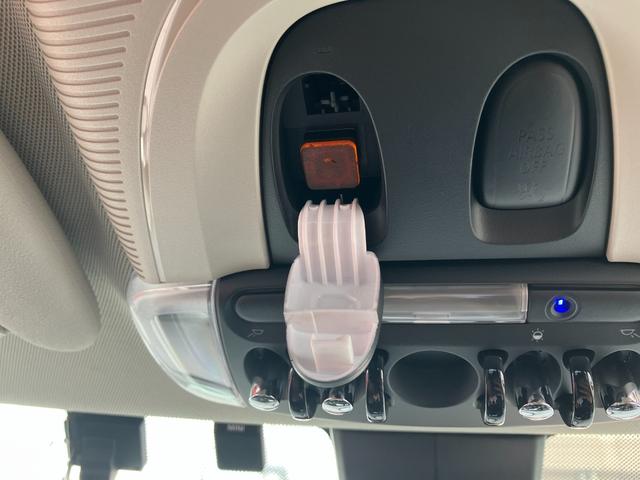 ＭＩＮＩ クーパー　６０イヤーズエディション　正規認定中古車　ワンオーナー　純正ナビ　ヘッドライトＬＥＤ　ドライブレコーダー　クルーズコントロール　Ｂｌｕｅｔｏｏｔｈ　パーキングアシスト　アイドリングストップ　茶革シート　ボンネットストライプ（54枚目）