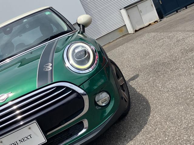 ＭＩＮＩ クーパー　６０イヤーズエディション　正規認定中古車　ワンオーナー　純正ナビ　ヘッドライトＬＥＤ　ドライブレコーダー　クルーズコントロール　Ｂｌｕｅｔｏｏｔｈ　パーキングアシスト　アイドリングストップ　茶革シート　ボンネットストライプ（60枚目）