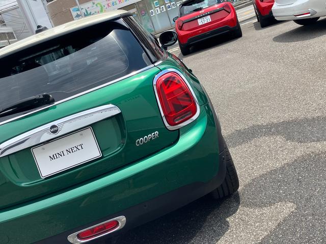 ＭＩＮＩ クーパー　６０イヤーズエディション　正規認定中古車　ワンオーナー　純正ナビ　ヘッドライトＬＥＤ　ドライブレコーダー　クルーズコントロール　Ｂｌｕｅｔｏｏｔｈ　パーキングアシスト　アイドリングストップ　茶革シート　ボンネットストライプ（61枚目）