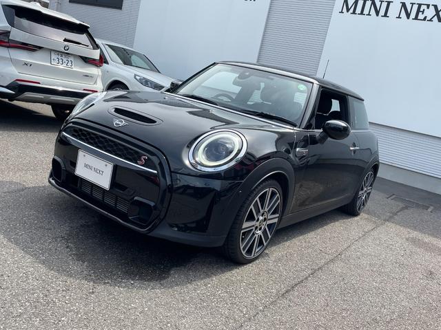 ＭＩＮＩ クーパーＳプレミアムプラスパッケジミニユアーズトリム　正規認定中古車　ワンオーナー　純正ナビ　リアビューカメラ　障害物センサー　ワイヤレス充電　シートヒーター付ブラックレザーシート　ドライブアシスト　１８インチＡＷ　ＥＴＣ２．０　前後ドラレコ（2枚目）