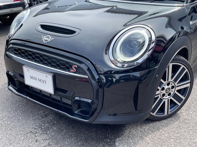 ＭＩＮＩ クーパーＳプレミアムプラスパッケジミニユアーズトリム　正規認定中古車　ワンオーナー　純正ナビ　リアビューカメラ　障害物センサー　ワイヤレス充電　シートヒーター付ブラックレザーシート　ドライブアシスト　１８インチＡＷ　ＥＴＣ２．０　前後ドラレコ（3枚目）