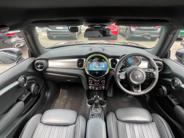 ＭＩＮＩ クーパーＳプレミアムプラスパッケジミニユアーズトリム　正規認定中古車　ワンオーナー　純正ナビ　リアビューカメラ　障害物センサー　ワイヤレス充電　シートヒーター付ブラックレザーシート　ドライブアシスト　１８インチＡＷ　ＥＴＣ２．０　前後ドラレコ（4枚目）