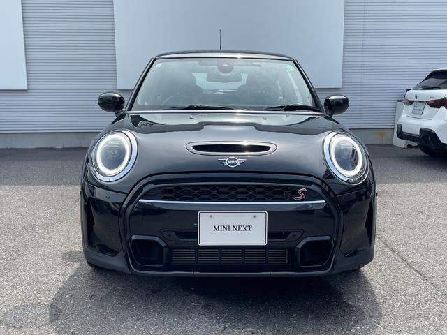 ＭＩＮＩ クーパーＳプレミアムプラスパッケジミニユアーズトリム　正規認定中古車　ワンオーナー　純正ナビ　リアビューカメラ　障害物センサー　ワイヤレス充電　シートヒーター付ブラックレザーシート　ドライブアシスト　１８インチＡＷ　ＥＴＣ２．０　前後ドラレコ（5枚目）