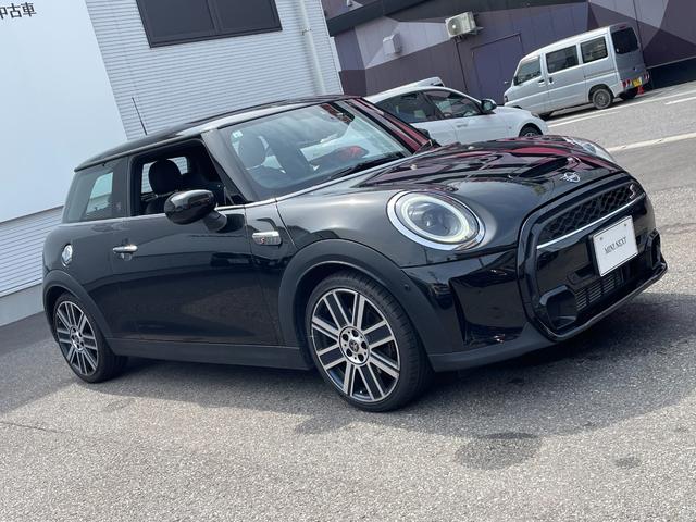 ＭＩＮＩ クーパーＳプレミアムプラスパッケジミニユアーズトリム　正規認定中古車　ワンオーナー　純正ナビ　リアビューカメラ　障害物センサー　ワイヤレス充電　シートヒーター付ブラックレザーシート　ドライブアシスト　１８インチＡＷ　ＥＴＣ２．０　前後ドラレコ（6枚目）