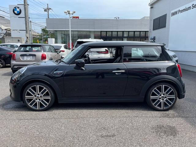 ＭＩＮＩ クーパーＳプレミアムプラスパッケジミニユアーズトリム　正規認定中古車　ワンオーナー　純正ナビ　リアビューカメラ　障害物センサー　ワイヤレス充電　シートヒーター付ブラックレザーシート　ドライブアシスト　１８インチＡＷ　ＥＴＣ２．０　前後ドラレコ（7枚目）