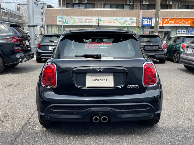 ＭＩＮＩ クーパーＳプレミアムプラスパッケジミニユアーズトリム　正規認定中古車　ワンオーナー　純正ナビ　リアビューカメラ　障害物センサー　ワイヤレス充電　シートヒーター付ブラックレザーシート　ドライブアシスト　１８インチＡＷ　ＥＴＣ２．０　前後ドラレコ（9枚目）