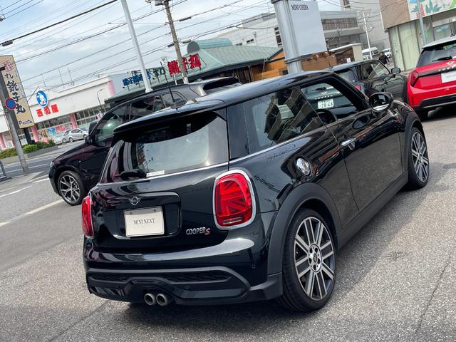 ＭＩＮＩ クーパーＳプレミアムプラスパッケジミニユアーズトリム　正規認定中古車　ワンオーナー　純正ナビ　リアビューカメラ　障害物センサー　ワイヤレス充電　シートヒーター付ブラックレザーシート　ドライブアシスト　１８インチＡＷ　ＥＴＣ２．０　前後ドラレコ（10枚目）
