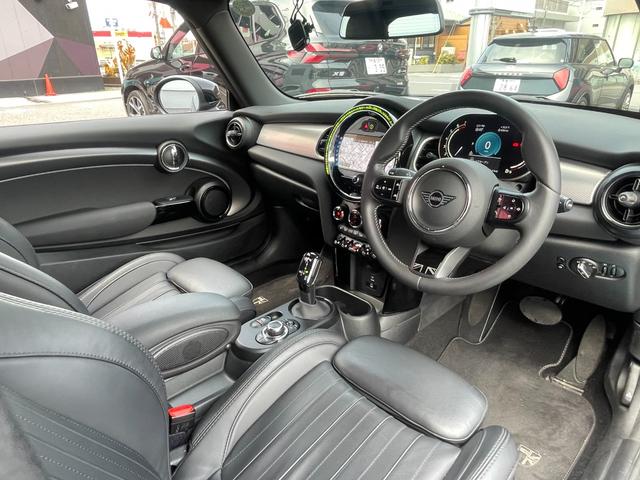 ＭＩＮＩ クーパーＳプレミアムプラスパッケジミニユアーズトリム　正規認定中古車　ワンオーナー　純正ナビ　リアビューカメラ　障害物センサー　ワイヤレス充電　シートヒーター付ブラックレザーシート　ドライブアシスト　１８インチＡＷ　ＥＴＣ２．０　前後ドラレコ（12枚目）
