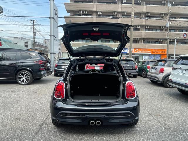 ＭＩＮＩ クーパーＳプレミアムプラスパッケジミニユアーズトリム　正規認定中古車　ワンオーナー　純正ナビ　リアビューカメラ　障害物センサー　ワイヤレス充電　シートヒーター付ブラックレザーシート　ドライブアシスト　１８インチＡＷ　ＥＴＣ２．０　前後ドラレコ（31枚目）