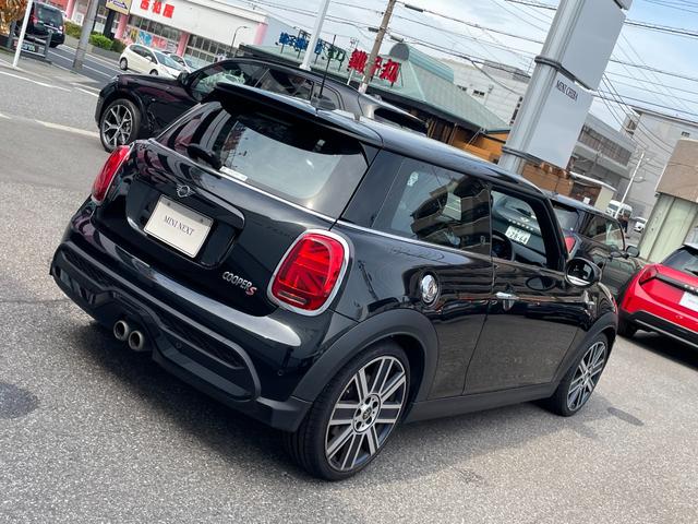 ＭＩＮＩ クーパーＳプレミアムプラスパッケジミニユアーズトリム　正規認定中古車　ワンオーナー　純正ナビ　リアビューカメラ　障害物センサー　ワイヤレス充電　シートヒーター付ブラックレザーシート　ドライブアシスト　１８インチＡＷ　ＥＴＣ２．０　前後ドラレコ（32枚目）