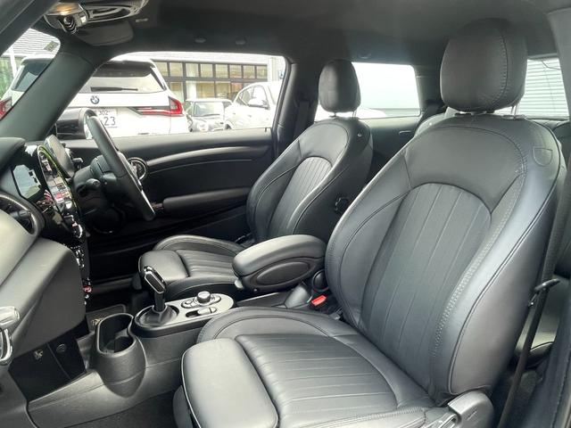 ＭＩＮＩ クーパーＳプレミアムプラスパッケジミニユアーズトリム　正規認定中古車　ワンオーナー　純正ナビ　リアビューカメラ　障害物センサー　ワイヤレス充電　シートヒーター付ブラックレザーシート　ドライブアシスト　１８インチＡＷ　ＥＴＣ２．０　前後ドラレコ（37枚目）