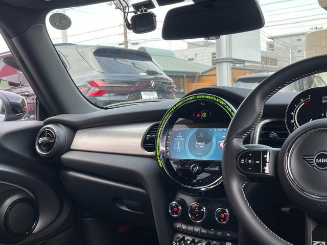 ＭＩＮＩ クーパーＳプレミアムプラスパッケジミニユアーズトリム　正規認定中古車　ワンオーナー　純正ナビ　リアビューカメラ　障害物センサー　ワイヤレス充電　シートヒーター付ブラックレザーシート　ドライブアシスト　１８インチＡＷ　ＥＴＣ２．０　前後ドラレコ（50枚目）