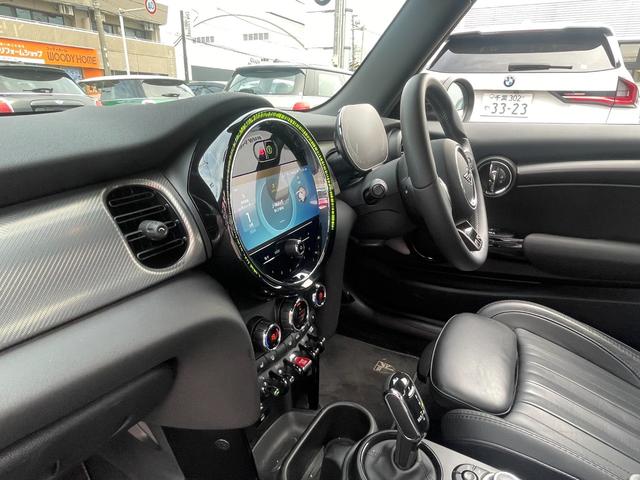 ＭＩＮＩ クーパーＳプレミアムプラスパッケジミニユアーズトリム　正規認定中古車　ワンオーナー　純正ナビ　リアビューカメラ　障害物センサー　ワイヤレス充電　シートヒーター付ブラックレザーシート　ドライブアシスト　１８インチＡＷ　ＥＴＣ２．０　前後ドラレコ（51枚目）