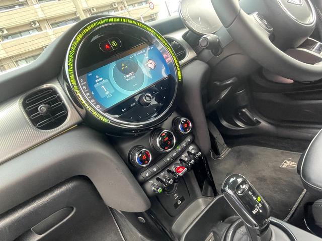 ＭＩＮＩ クーパーＳプレミアムプラスパッケジミニユアーズトリム　正規認定中古車　ワンオーナー　純正ナビ　リアビューカメラ　障害物センサー　ワイヤレス充電　シートヒーター付ブラックレザーシート　ドライブアシスト　１８インチＡＷ　ＥＴＣ２．０　前後ドラレコ（52枚目）
