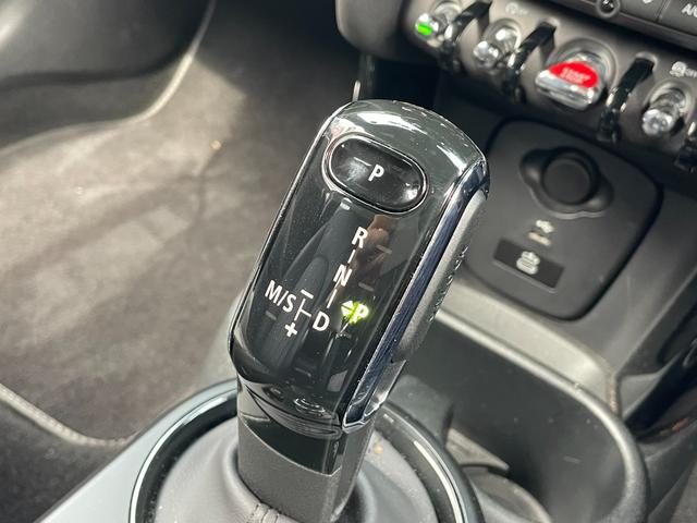 ＭＩＮＩ クーパーＳプレミアムプラスパッケジミニユアーズトリム　正規認定中古車　ワンオーナー　純正ナビ　リアビューカメラ　障害物センサー　ワイヤレス充電　シートヒーター付ブラックレザーシート　ドライブアシスト　１８インチＡＷ　ＥＴＣ２．０　前後ドラレコ（54枚目）