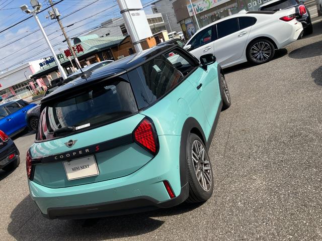 MINI クーパーS クラシック・トリム 認定中古車 元試乗車 クラシックトリム スポーツステアリングホイール ステアリングホイールヒーター 17インチパラレルスポーク2トーン 純ナビ シートヒーター ヘッドアップD LEDへッドライト(9枚目)