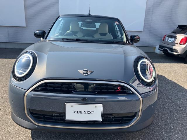 MINI クーパーS コンバーチブル クラシック・トリム 認定中古車 元試乗車 Mパッケージ Favouredトリム スポーツステアリングホイール ステアリングホイールヒーター 電動シート 18インチ純正AW 純ナビ ヘッドアップディスプレイ シートヒーター(4枚目)