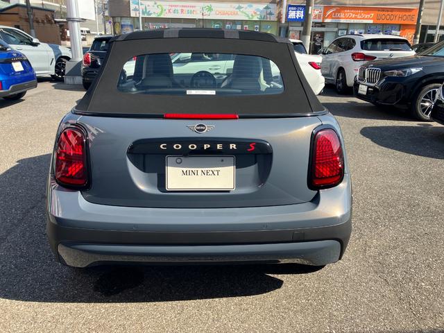 MINI クーパーS コンバーチブル クラシック・トリム 認定中古車 元試乗車 Mパッケージ Favouredトリム スポーツステアリングホイール ステアリングホイールヒーター 電動シート 18インチ純正AW 純ナビ ヘッドアップディスプレイ シートヒーター(7枚目)