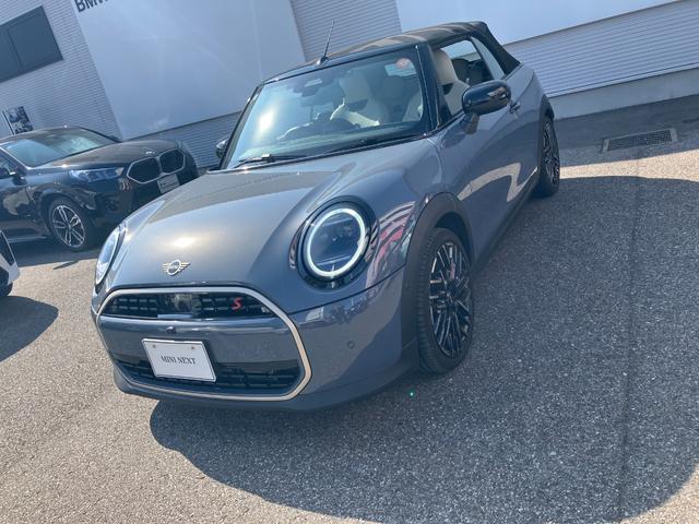 MINI クーパーS コンバーチブル クラシック・トリム 認定中古車 元試乗車 Mパッケージ Favouredトリム スポーツステアリングホイール ステアリングホイールヒーター 電動シート 18インチ純正AW 純ナビ ヘッドアップディスプレイ シートヒーター(17枚目)