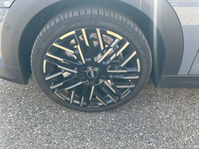 MINI クーパーS コンバーチブル クラシック・トリム 認定中古車 元試乗車 Mパッケージ Favouredトリム スポーツステアリングホイール ステアリングホイールヒーター 電動シート 18インチ純正AW 純ナビ ヘッドアップディスプレイ シートヒーター(20枚目)