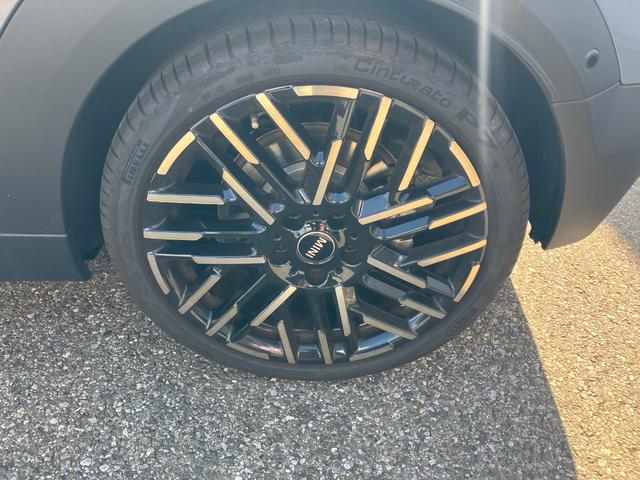 MINI クーパーS コンバーチブル クラシック・トリム 認定中古車 元試乗車 Mパッケージ Favouredトリム スポーツステアリングホイール ステアリングホイールヒーター 電動シート 18インチ純正AW 純ナビ ヘッドアップディスプレイ シートヒーター(21枚目)