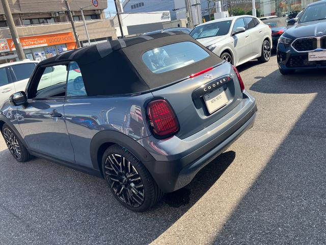 MINI クーパーS コンバーチブル クラシック・トリム 認定中古車 元試乗車 Mパッケージ Favouredトリム スポーツステアリングホイール ステアリングホイールヒーター 電動シート 18インチ純正AW 純ナビ ヘッドアップディスプレイ シートヒーター(22枚目)