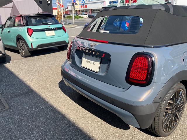 MINI クーパーS コンバーチブル クラシック・トリム 認定中古車 元試乗車 Mパッケージ Favouredトリム スポーツステアリングホイール ステアリングホイールヒーター 電動シート 18インチ純正AW 純ナビ ヘッドアップディスプレイ シートヒーター(23枚目)