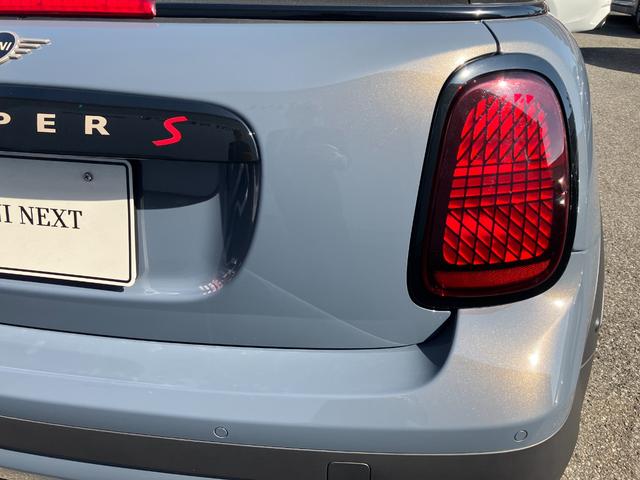 MINI クーパーS コンバーチブル クラシック・トリム 認定中古車 元試乗車 Mパッケージ Favouredトリム スポーツステアリングホイール ステアリングホイールヒーター 電動シート 18インチ純正AW 純ナビ ヘッドアップディスプレイ シートヒーター(24枚目)