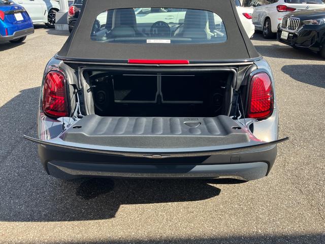 MINI クーパーS コンバーチブル クラシック・トリム 認定中古車 元試乗車 Mパッケージ Favouredトリム スポーツステアリングホイール ステアリングホイールヒーター 電動シート 18インチ純正AW 純ナビ ヘッドアップディスプレイ シートヒーター(25枚目)