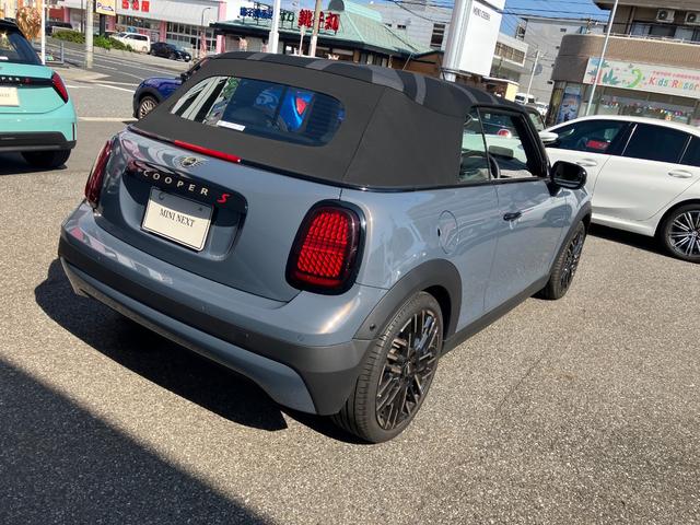 MINI クーパーS コンバーチブル クラシック・トリム 認定中古車 元試乗車 Mパッケージ Favouredトリム スポーツステアリングホイール ステアリングホイールヒーター 電動シート 18インチ純正AW 純ナビ ヘッドアップディスプレイ シートヒーター(27枚目)