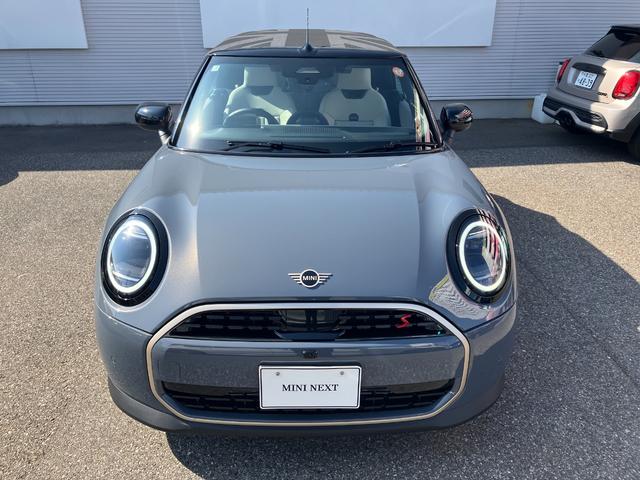 MINI クーパーS コンバーチブル クラシック・トリム 認定中古車 元試乗車 Mパッケージ Favouredトリム スポーツステアリングホイール ステアリングホイールヒーター 電動シート 18インチ純正AW 純ナビ ヘッドアップディスプレイ シートヒーター(28枚目)