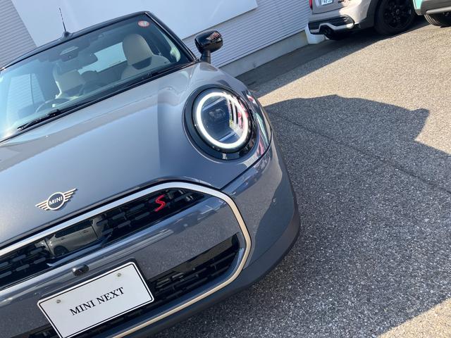 MINI クーパーS コンバーチブル クラシック・トリム 認定中古車 元試乗車 Mパッケージ Favouredトリム スポーツステアリングホイール ステアリングホイールヒーター 電動シート 18インチ純正AW 純ナビ ヘッドアップディスプレイ シートヒーター(51枚目)