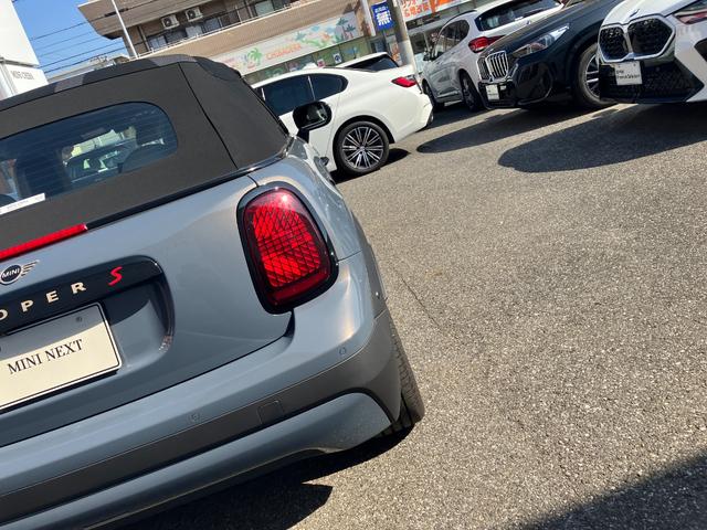 MINI クーパーS コンバーチブル クラシック・トリム 認定中古車 元試乗車 Mパッケージ Favouredトリム スポーツステアリングホイール ステアリングホイールヒーター 電動シート 18インチ純正AW 純ナビ ヘッドアップディスプレイ シートヒーター(52枚目)
