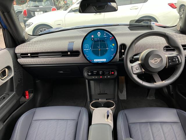 MINI クーパーC クラシック・トリム 認定中古車 元試乗車 Mパッケージ プライバシーガラス アクティブシート 電動フロントシート インテリアカメラ ハーマンカードン ドライビングアシスト 純ナビ ヘッドアップD 純レザー シートヒーター(3枚目)