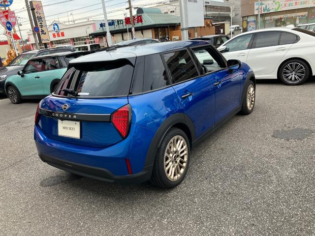 MINI クーパーC クラシック・トリム 認定中古車 元試乗車 Mパッケージ プライバシーガラス アクティブシート 電動フロントシート インテリアカメラ ハーマンカードン ドライビングアシスト 純ナビ ヘッドアップD 純レザー シートヒーター(8枚目)