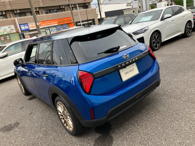 MINI クーパーC クラシック・トリム 認定中古車 元試乗車 Mパッケージ プライバシーガラス アクティブシート 電動フロントシート インテリアカメラ ハーマンカードン ドライビングアシスト 純ナビ ヘッドアップD 純レザー シートヒーター(22枚目)
