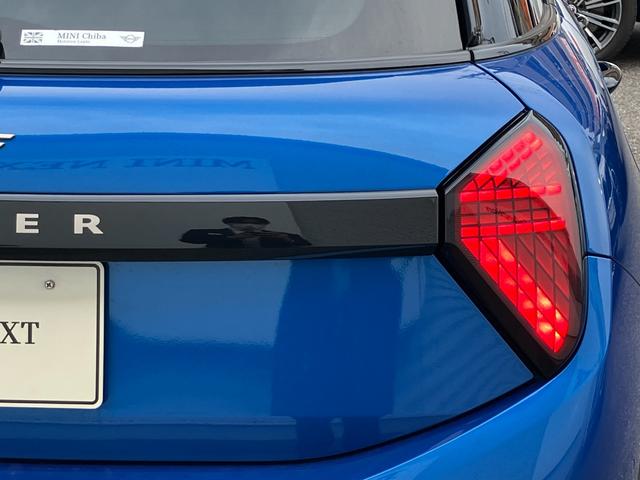 MINI クーパーC クラシック・トリム 認定中古車 元試乗車 Mパッケージ プライバシーガラス アクティブシート 電動フロントシート インテリアカメラ ハーマンカードン ドライビングアシスト 純ナビ ヘッドアップD 純レザー シートヒーター(23枚目)