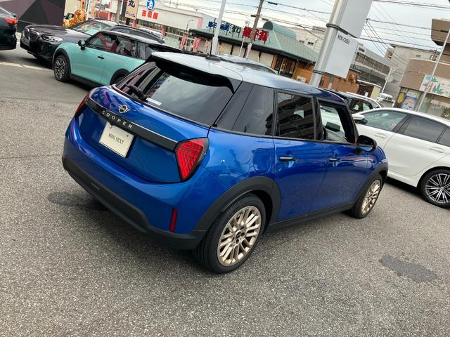 MINI クーパーC クラシック・トリム 認定中古車 元試乗車 Mパッケージ プライバシーガラス アクティブシート 電動フロントシート インテリアカメラ ハーマンカードン ドライビングアシスト 純ナビ ヘッドアップD 純レザー シートヒーター(25枚目)