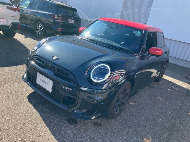 ＭＩＮＩ クーパーＳ　ジョン・クーパー・ワークス・トリム　認定中古車　ワンオナ　ＪＣＷＴＲＩＭ　ＭＰＫＧ　レッドルーフ・ミラーキャップ　ｈａｒｍａｎ／ｋａｒｄｏｎスピーカー　電動フロントシート　ヘッドアップＤ　純正革シート　純ナビ　シートヒーター　ＥＴＣ（2枚目）