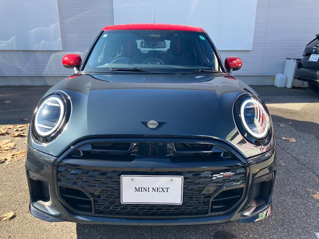 ＭＩＮＩ クーパーＳ　ジョン・クーパー・ワークス・トリム　認定中古車　ワンオナ　ＪＣＷＴＲＩＭ　ＭＰＫＧ　レッドルーフ・ミラーキャップ　ｈａｒｍａｎ／ｋａｒｄｏｎスピーカー　電動フロントシート　ヘッドアップＤ　純正革シート　純ナビ　シートヒーター　ＥＴＣ（6枚目）