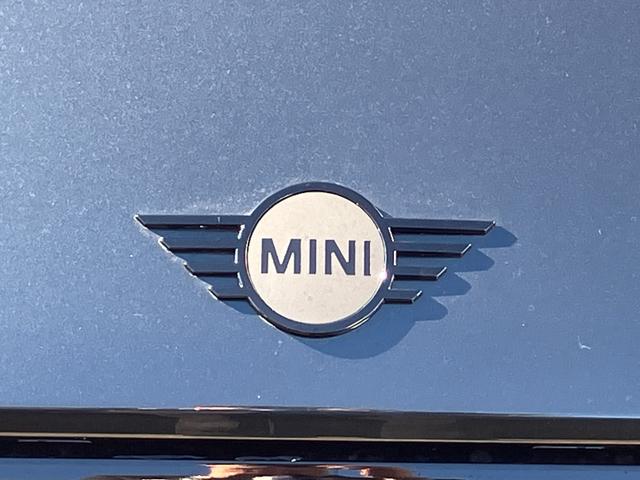 ＭＩＮＩ クーパーＳ　ジョン・クーパー・ワークス・トリム　認定中古車　ワンオナ　ＪＣＷＴＲＩＭ　ＭＰＫＧ　レッドルーフ・ミラーキャップ　ｈａｒｍａｎ／ｋａｒｄｏｎスピーカー　電動フロントシート　ヘッドアップＤ　純正革シート　純ナビ　シートヒーター　ＥＴＣ（23枚目）