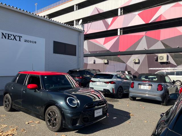 ＭＩＮＩ クーパーＳ　ジョン・クーパー・ワークス・トリム　認定中古車　ワンオナ　ＪＣＷＴＲＩＭ　ＭＰＫＧ　レッドルーフ・ミラーキャップ　ｈａｒｍａｎ／ｋａｒｄｏｎスピーカー　電動フロントシート　ヘッドアップＤ　純正革シート　純ナビ　シートヒーター　ＥＴＣ（43枚目）