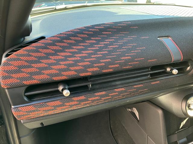 ＭＩＮＩ クーパーＳ　ジョン・クーパー・ワークス・トリム　認定中古車　ワンオナ　ＪＣＷＴＲＩＭ　ＭＰＫＧ　レッドルーフ・ミラーキャップ　ｈａｒｍａｎ／ｋａｒｄｏｎスピーカー　電動フロントシート　ヘッドアップＤ　純正革シート　純ナビ　シートヒーター　ＥＴＣ（63枚目）