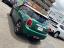 ＭＩＮＩ クーパー　６０イヤーズエディション　正規認定中古車　ワンオーナー　純正ナビ　ヘッドライトＬＥＤ　ドライブレコーダー　クルーズコントロール　Ｂｌｕｅｔｏｏｔｈ　パーキングアシスト　アイドリングストップ　茶革シート　ボンネットストライプ（8枚目）