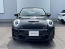 ＭＩＮＩ クーパーＳプレミアムプラスパッケジミニユアーズトリム　正規認定中古車　ワンオーナー　純正ナビ　リアビューカメラ　障害物センサー　ワイヤレス充電　シートヒーター付ブラックレザーシート　ドライブアシスト　１８インチＡＷ　ＥＴＣ２．０　前後ドラレコ（5枚目）