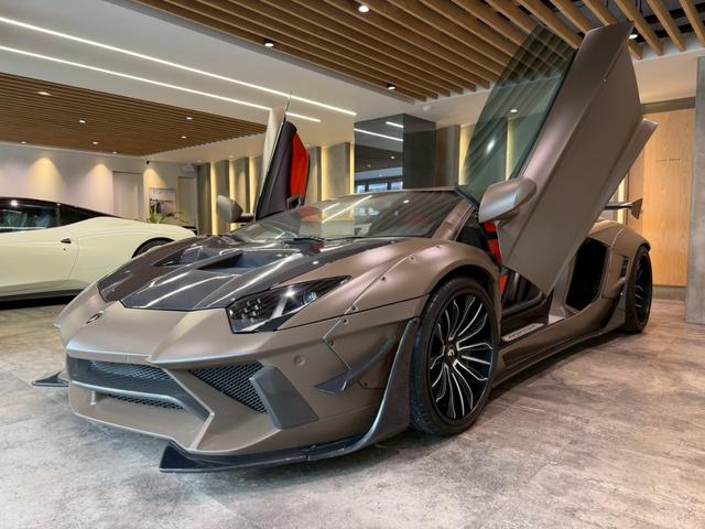 アヴェンタドール ＬＰ７００－４　ＬＢ　ＷＯＲＫＳ　Ｌｉｍｉｔｅｄ　Ｅｄｉｔｉｏｎ　カプリストエキゾースト可変バルブ付　ＦＯＲＧＩＡＴＯ　２０／２１ｉｎｃ　ガラスエンジンフード　フロントリフティング　バックカメラ　レーダー探知機（4枚目）