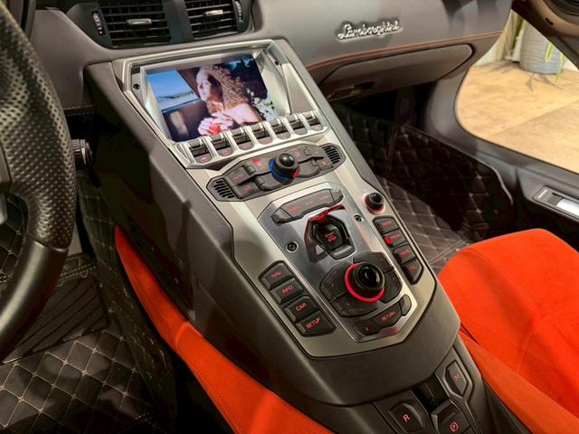 アヴェンタドール ＬＰ７００－４　ＬＢ　ＷＯＲＫＳ　Ｌｉｍｉｔｅｄ　Ｅｄｉｔｉｏｎ　カプリストエキゾースト可変バルブ付　ＦＯＲＧＩＡＴＯ　２０／２１ｉｎｃ　ガラスエンジンフード　フロントリフティング　バックカメラ　レーダー探知機（26枚目）